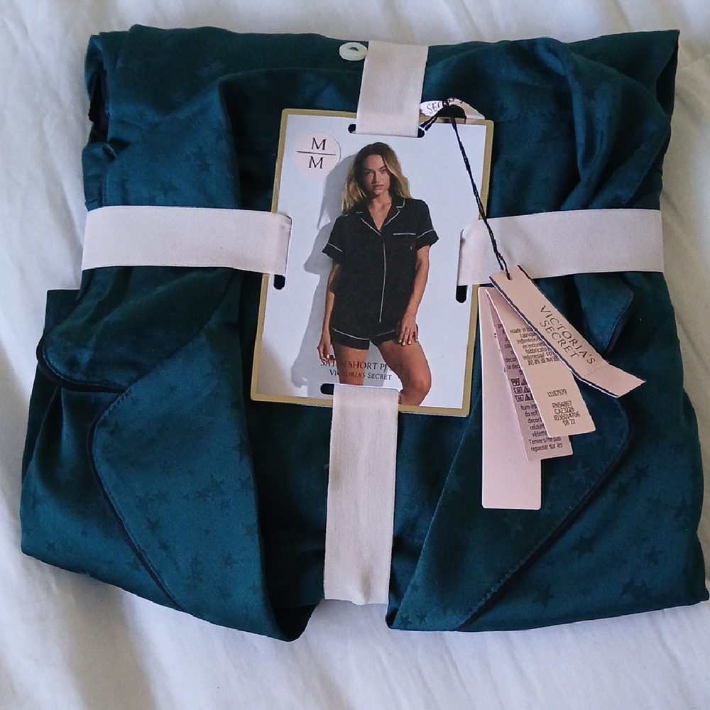 Victoria's Secret Green Star Satin Short Pyjamas (NWT)
